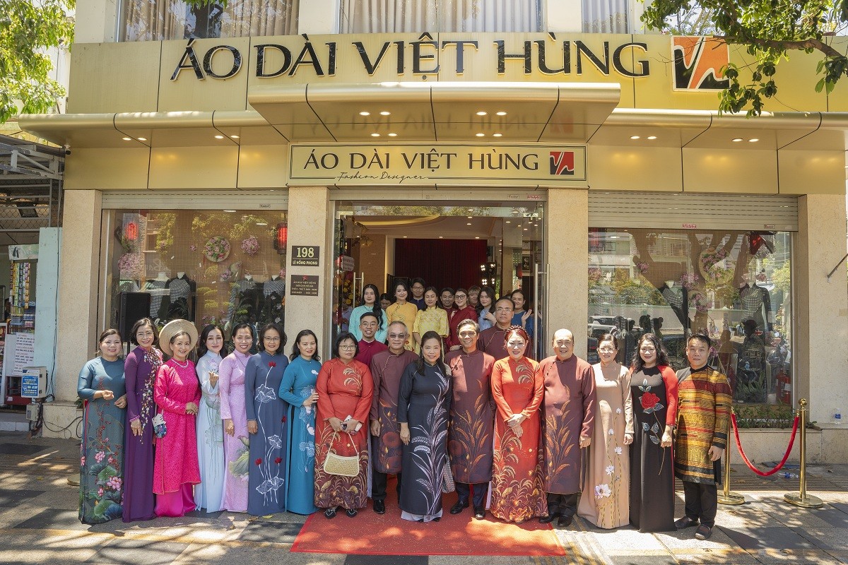 Đoàn ngoại giao ASEAN đến thăm tư gia của NTK Việt Hùng, xem trình diễn áo dài, khám phá văn hóa Châu Ro