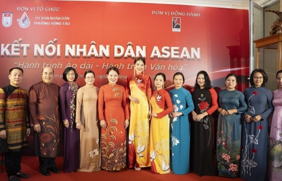 Đoàn ngoại giao ASEAN đến thăm tư gia của NTK Việt Hùng, xem trình diễn áo dài, khám phá văn hóa Châu Ro