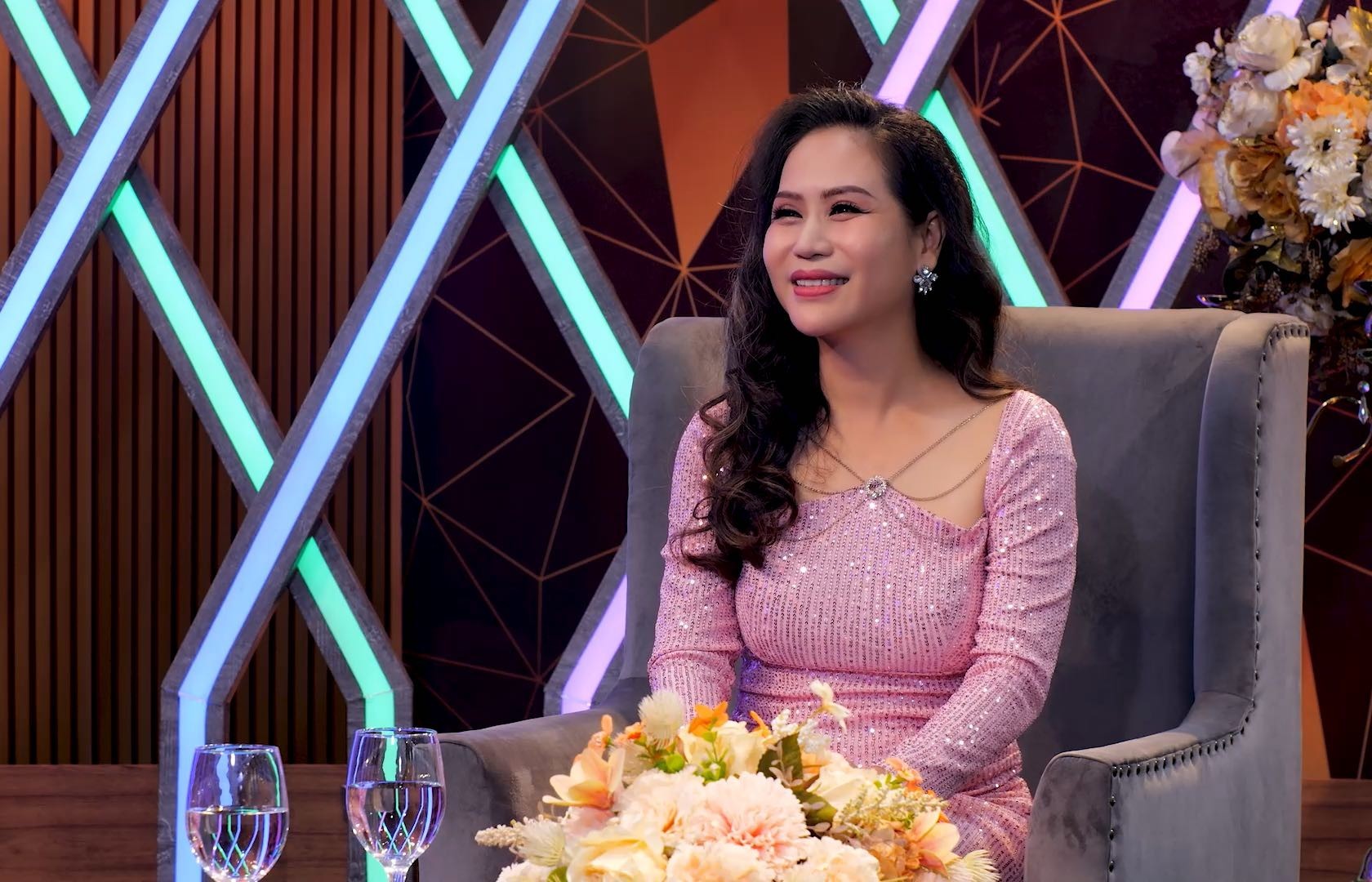 Hồng Mơ từng tủi thân khi bị cắt tiết mục, vẫn hát dù chỉ còn một khán giả