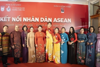 Đoàn ngoại giao ASEAN đến thăm tư gia của NTK Việt Hùng, xem trình diễn áo dài, khám phá văn hóa Châu Ro
