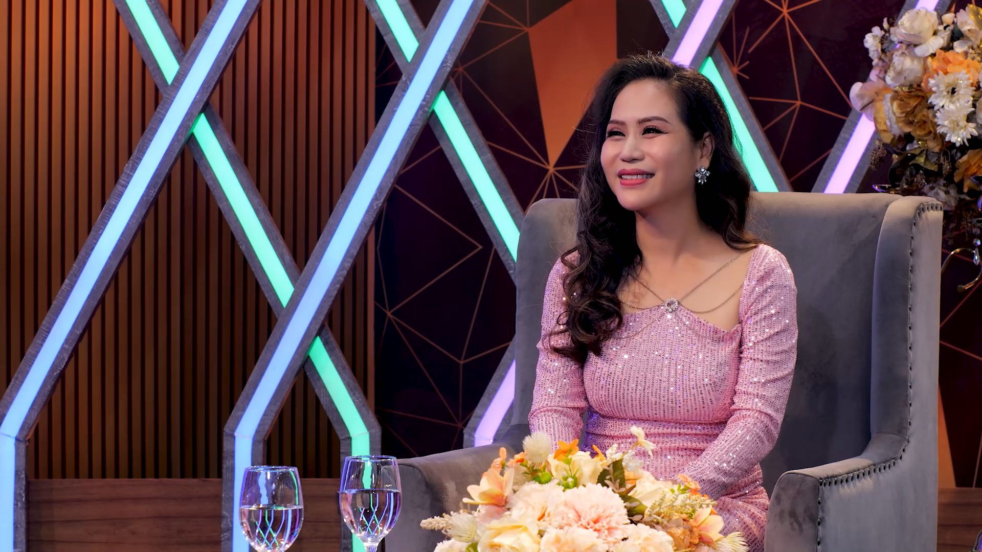 Hồng Mơ từng tủi thân khi bị cắt tiết mục, vẫn hát dù chỉ còn một khán giả