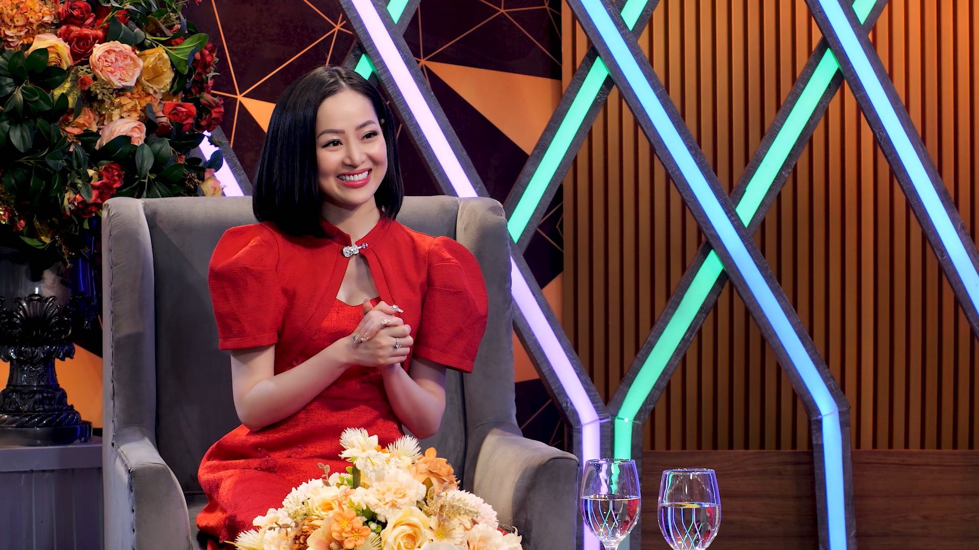 Hồng Mơ từng tủi thân khi bị cắt tiết mục, vẫn hát dù chỉ còn một khán giả