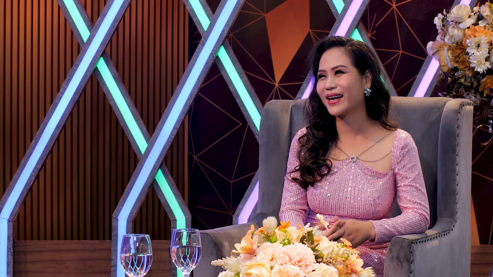 Hồng Mơ từng tủi thân khi bị cắt tiết mục, vẫn hát dù chỉ còn một khán giả