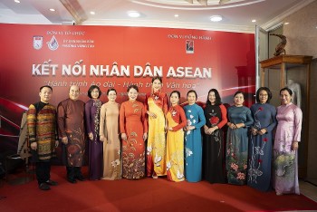 Đoàn ngoại giao ASEAN đến thăm tư gia của NTK Việt Hùng, xem trình diễn áo dài, khám phá văn hóa Châu Ro