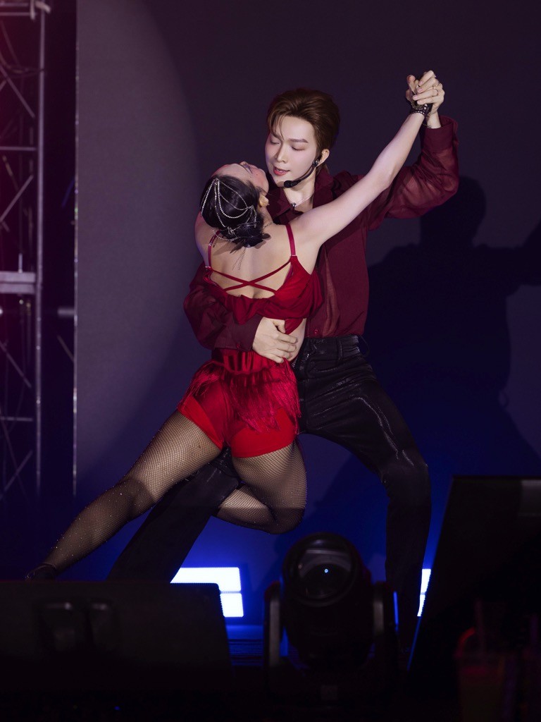 Màn vũ đạo như thi 'Bước nhảy hoàn vũ' của Tăng Phúc chiếm sóng MXH: Khán giả nín thở, nữ vũ công 'bầm dập' đôi chân