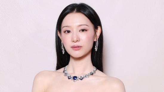 Kim Ji Won gây lo lắng với thân hình khẳng khiu trong sự kiện ở Milan