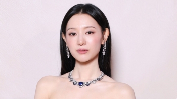 Kim Ji Won gây lo lắng với thân hình khẳng khiu trong sự kiện ở Milan