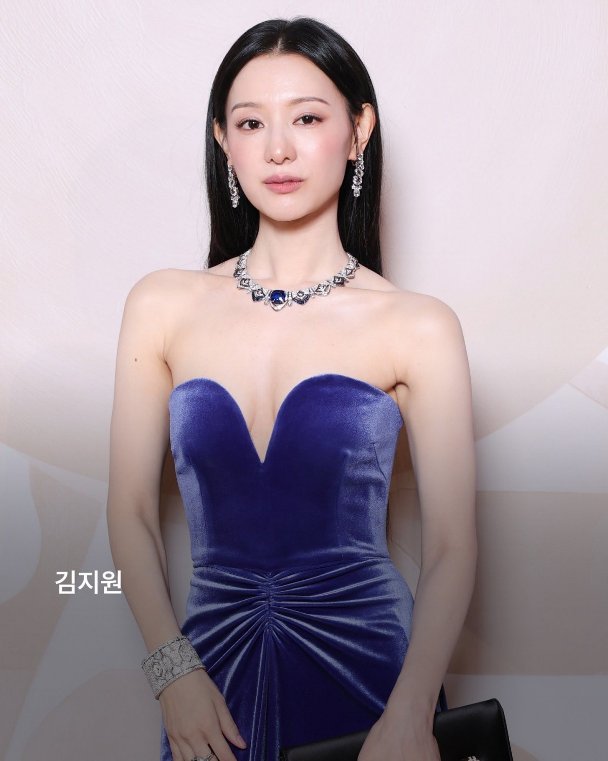 Kim Ji Won gây lo lắng với thân hình khẳng khiu trong sự kiện ở Milan