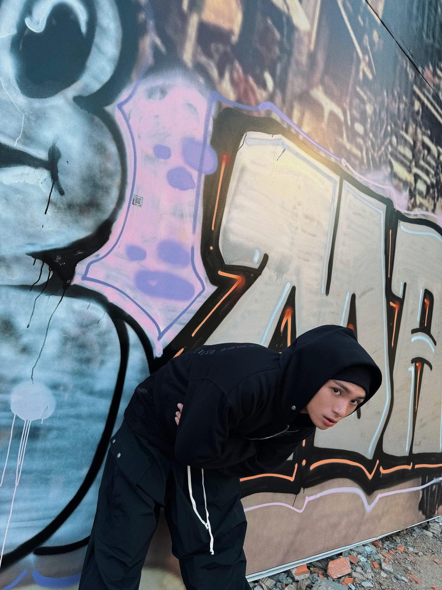 'Hoàng tử nhạc số' Grey D khuấy động Sài Gòn với 'Grey D đâu?', hé lộ visual điện ảnh cho album mới