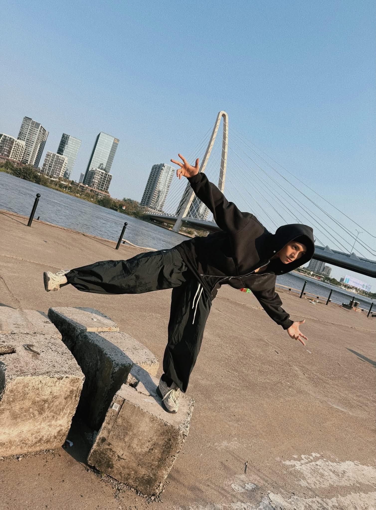 'Hoàng tử nhạc số' Grey D khuấy động Sài Gòn với 'Grey D đâu?', hé lộ visual điện ảnh cho album mới