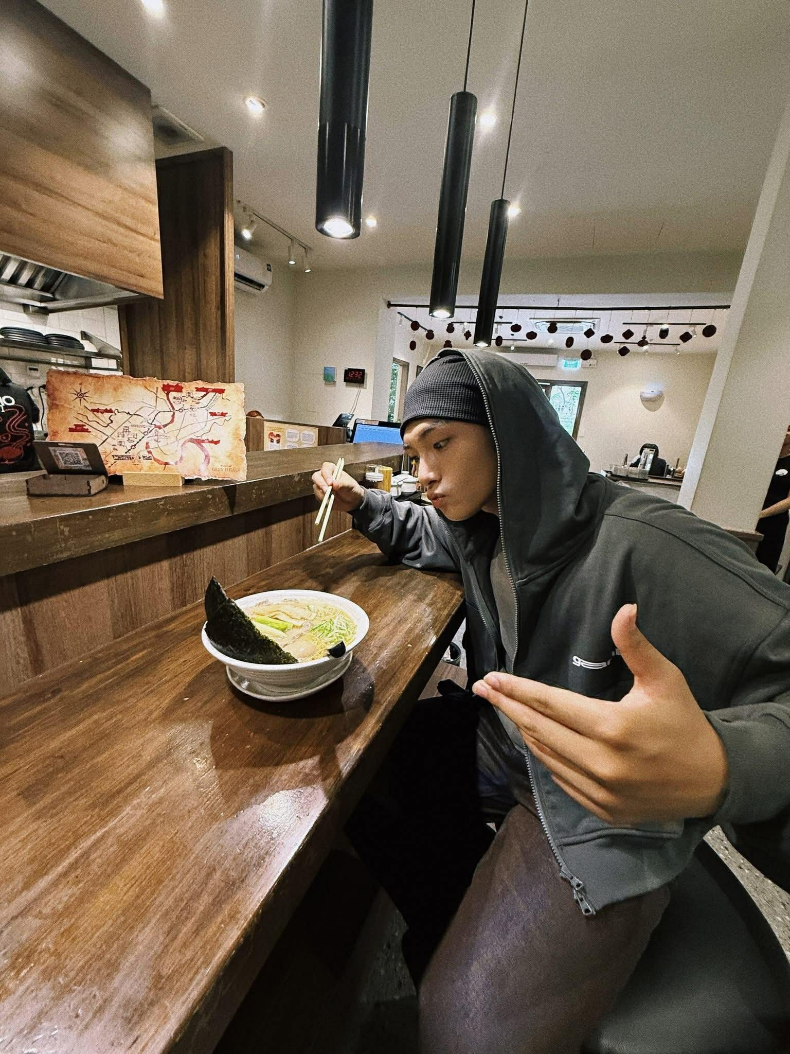 'Hoàng tử nhạc số' Grey D khuấy động Sài Gòn với 'Grey D đâu?', hé lộ visual điện ảnh cho album mới