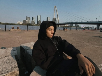 'Hoàng tử nhạc số' Grey D khuấy động Sài Gòn với 'Grey D đâu?', hé lộ visual điện ảnh cho album mới