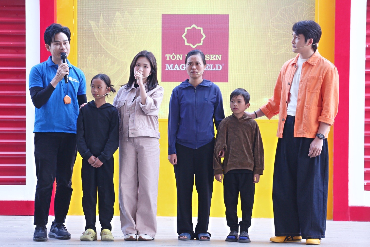 Vợ chồng Đình Tú – Ngọc Huyền tặng xe đạp, hỗ trợ tiền cho hai chị em mồ côi cha trong 'Mái ấm gia đình Việt'