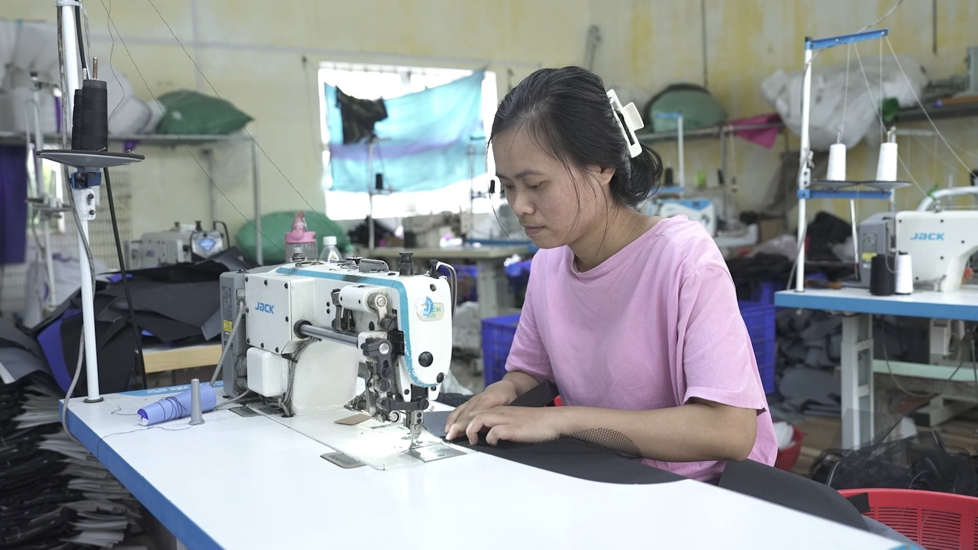 Vợ chồng Đình Tú – Ngọc Huyền tặng xe đạp, hỗ trợ tiền cho hai chị em mồ côi cha trong 'Mái ấm gia đình Việt'