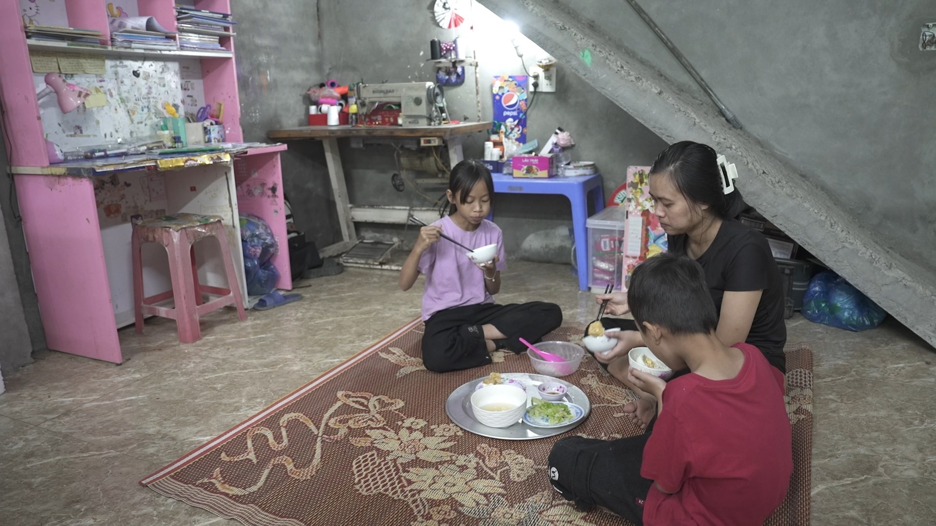 Vợ chồng Đình Tú – Ngọc Huyền tặng xe đạp, hỗ trợ tiền cho hai chị em mồ côi cha trong 'Mái ấm gia đình Việt'