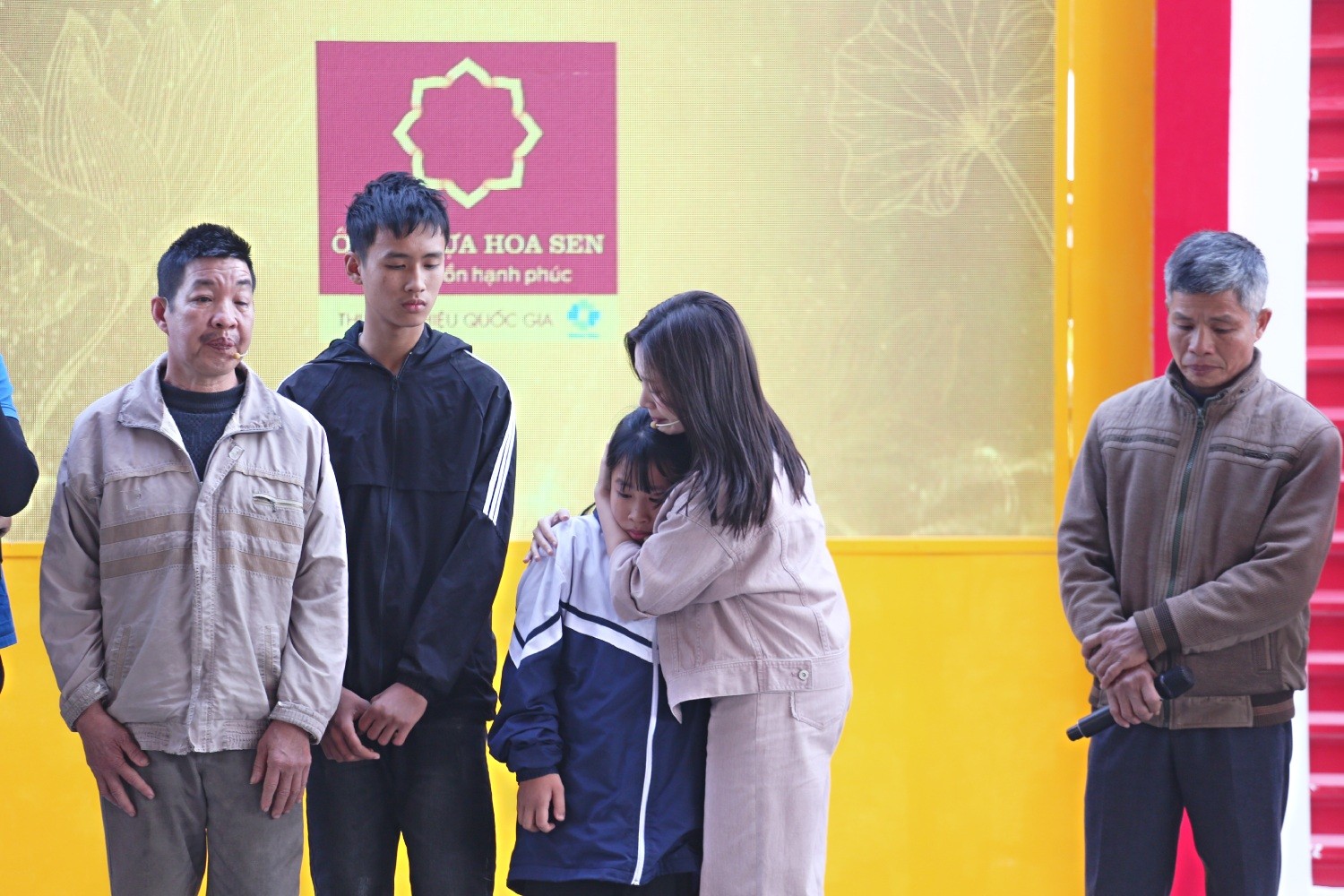 Vợ chồng Đình Tú – Ngọc Huyền tặng xe đạp, hỗ trợ tiền cho hai chị em mồ côi cha trong 'Mái ấm gia đình Việt'