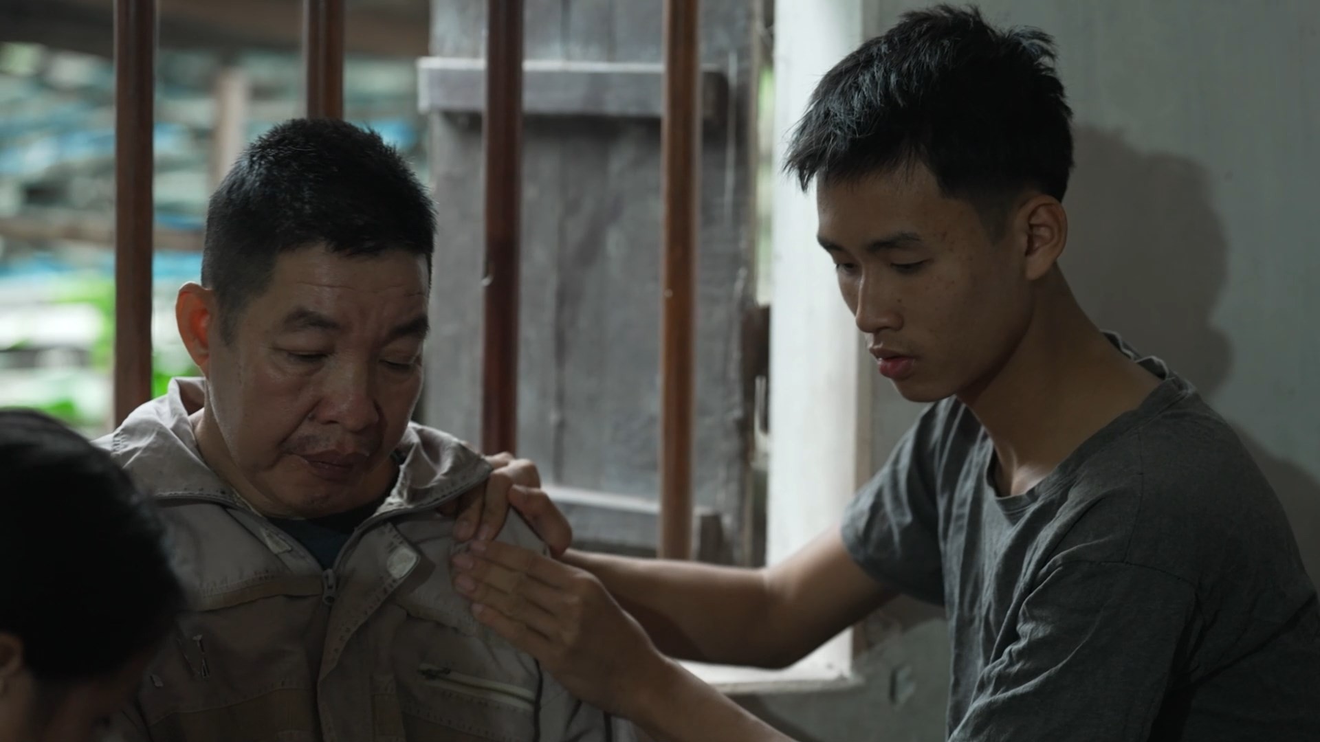 Vợ chồng Đình Tú – Ngọc Huyền tặng xe đạp, hỗ trợ tiền cho hai chị em mồ côi cha trong 'Mái ấm gia đình Việt'