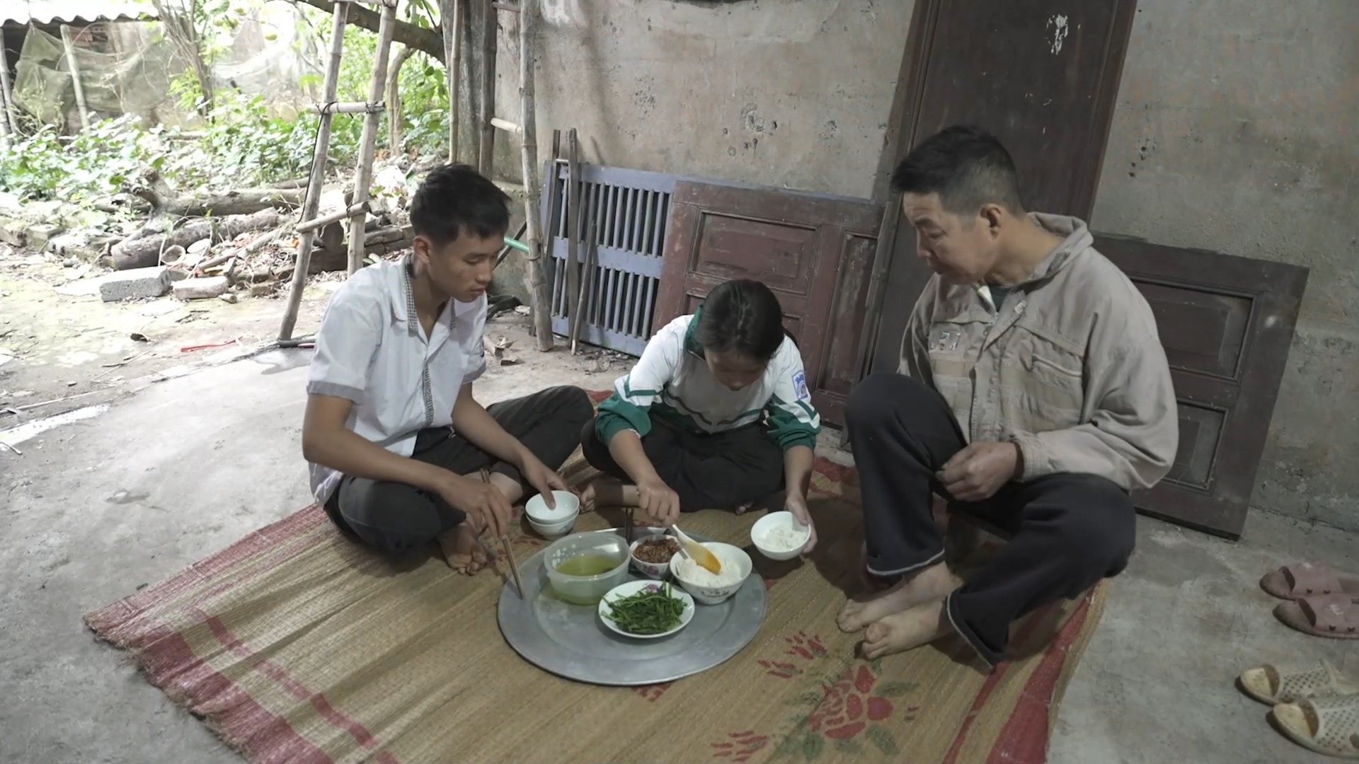 Vợ chồng Đình Tú – Ngọc Huyền tặng xe đạp, hỗ trợ tiền cho hai chị em mồ côi cha trong 'Mái ấm gia đình Việt'