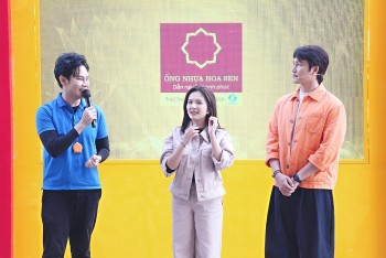 Vợ chồng Đình Tú – Ngọc Huyền tặng xe đạp, hỗ trợ tiền cho hai chị em mồ côi cha trong 'Mái ấm gia đình Việt'