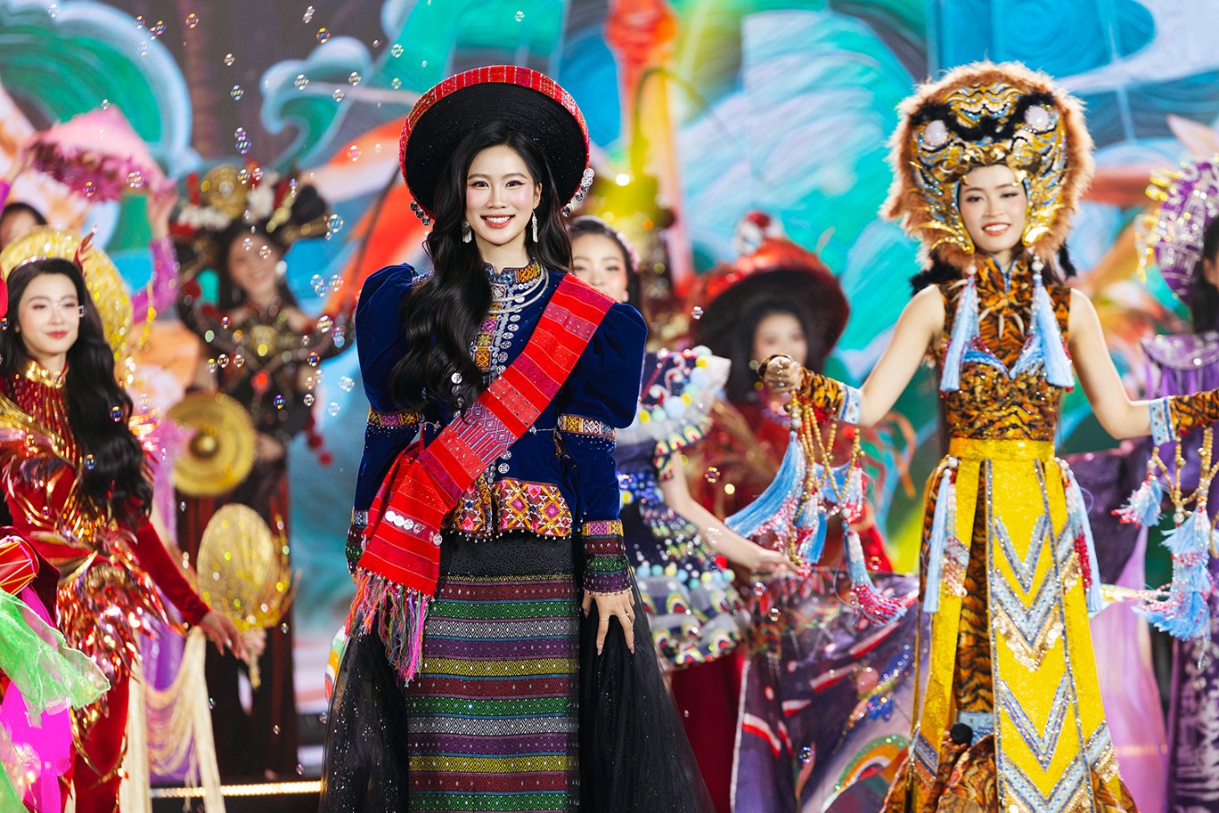 Chung khảo 'Miss World Vietnam 2025': Mãn nhãn với 'Dances of Vietnam', lộ diện Top 5 Người đẹp biển