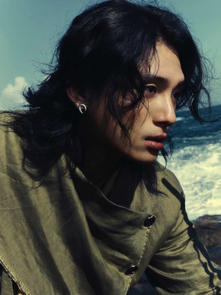 'Hoàng tử nhạc số' Grey D chính thức trở lại với MV 'hóa ra...', mở màn album đầu tay 'Ánh sáng • Màn đêm'