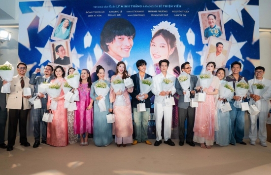 60 nghệ sĩ đến ủng hộ buổi ra mắt phim 'Hẹn em ngày nhật thực'