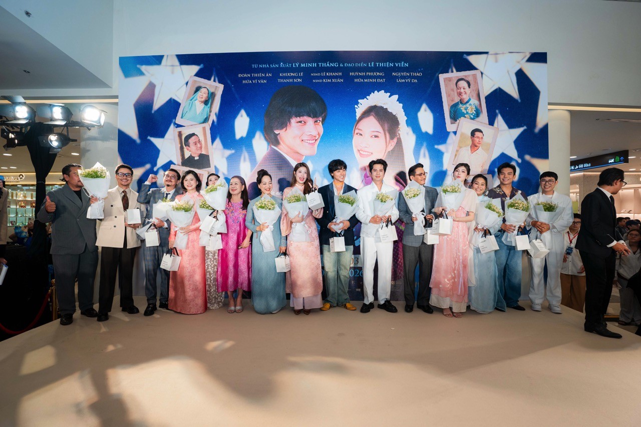 60 nghệ sĩ đến ủng hộ buổi ra mắt phim 'Hẹn em ngày nhật thực'