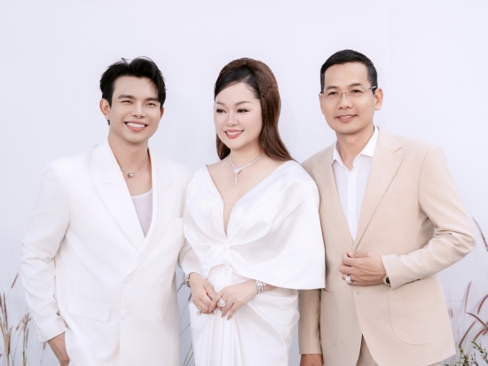 Hoa hậu Hoàng Thanh Nga tỏa sáng bên cạnh Hoa hậu Hà Kiều Anh