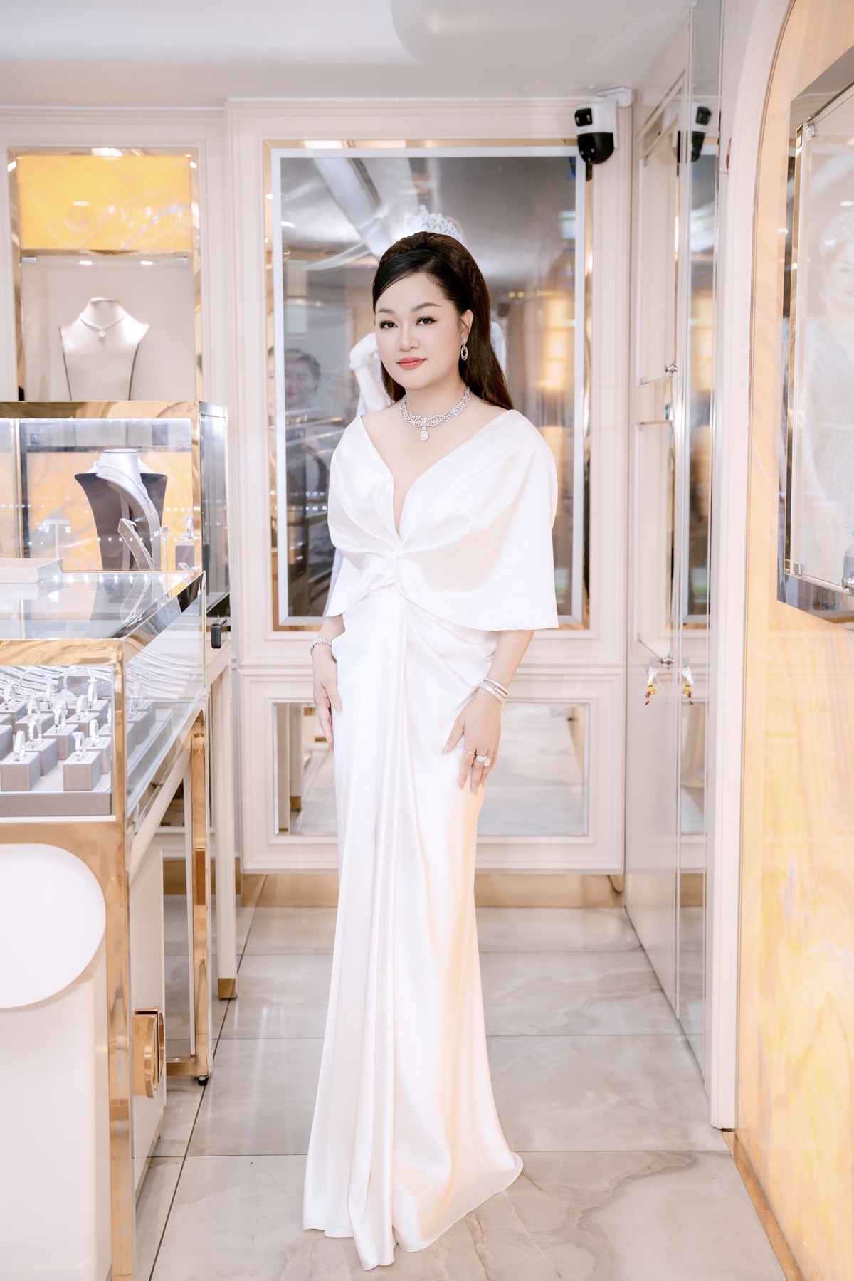 Hoa hậu Hoàng Thanh Nga tỏa sáng bên cạnh Hoa hậu Hà Kiều Anh