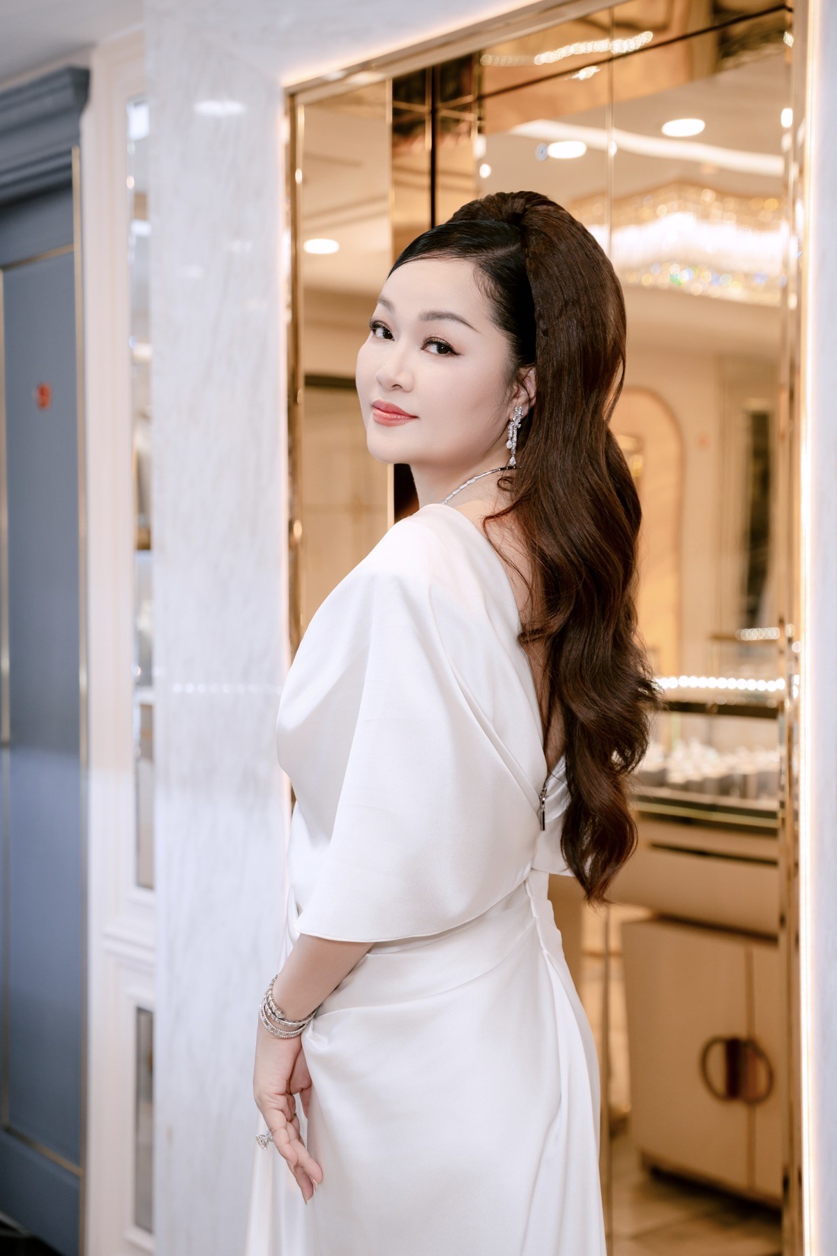 Hoa hậu Hoàng Thanh Nga tỏa sáng bên cạnh Hoa hậu Hà Kiều Anh