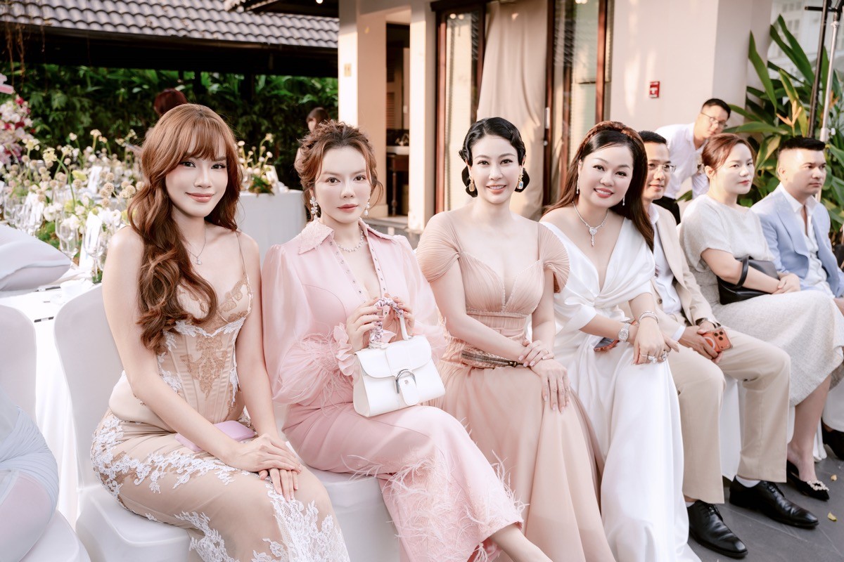 Hoa hậu Hoàng Thanh Nga tỏa sáng bên cạnh Hoa hậu Hà Kiều Anh