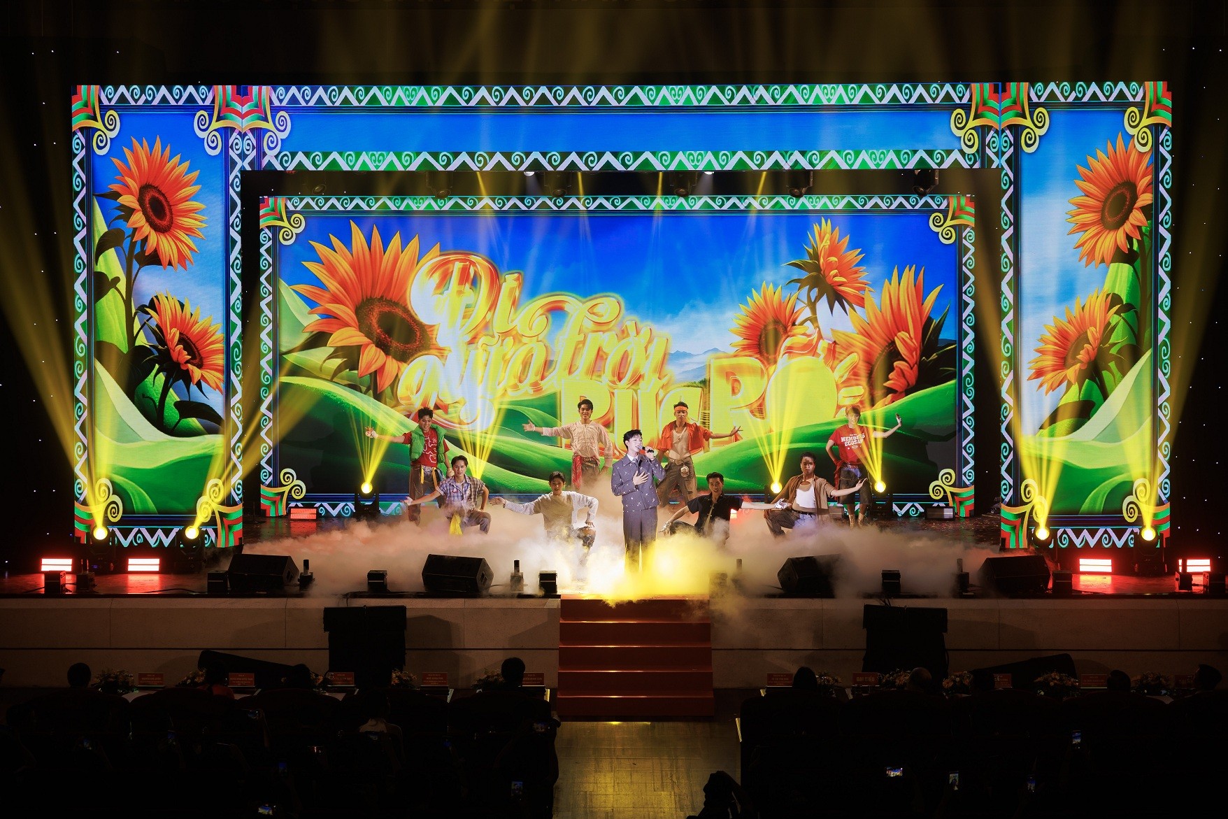 Đông đảo nghệ sĩ Bắc - Nam dự lễ phát động cuộc thi sáng tạo video 'Tổ quốc bình yên' năm 2026