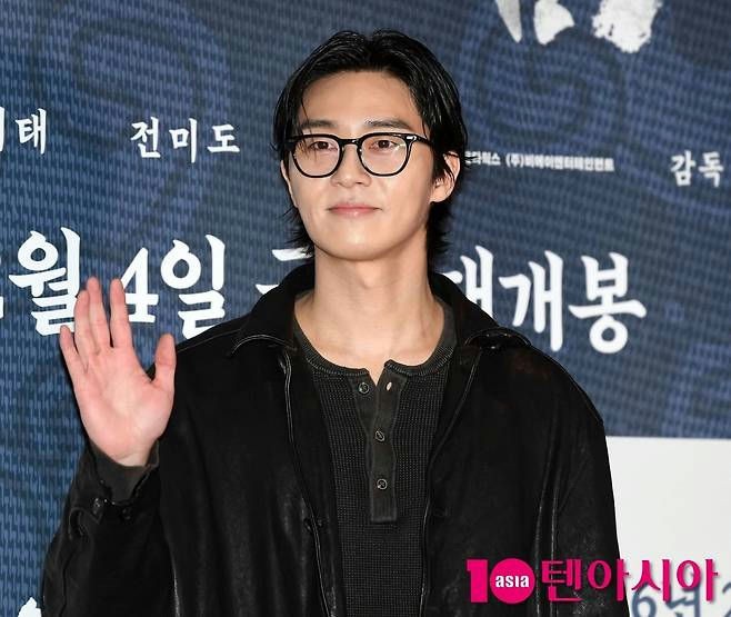 Park Seo Joon hóa phản diện siêu tàn nhẫn trong phim Disney+