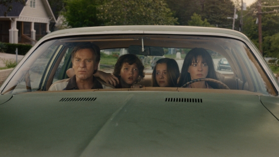 Anne Hathaway đối đầu khủng long trong bom tấn siêu nhiên đáng mong chờ nhất dịp hè năm nay