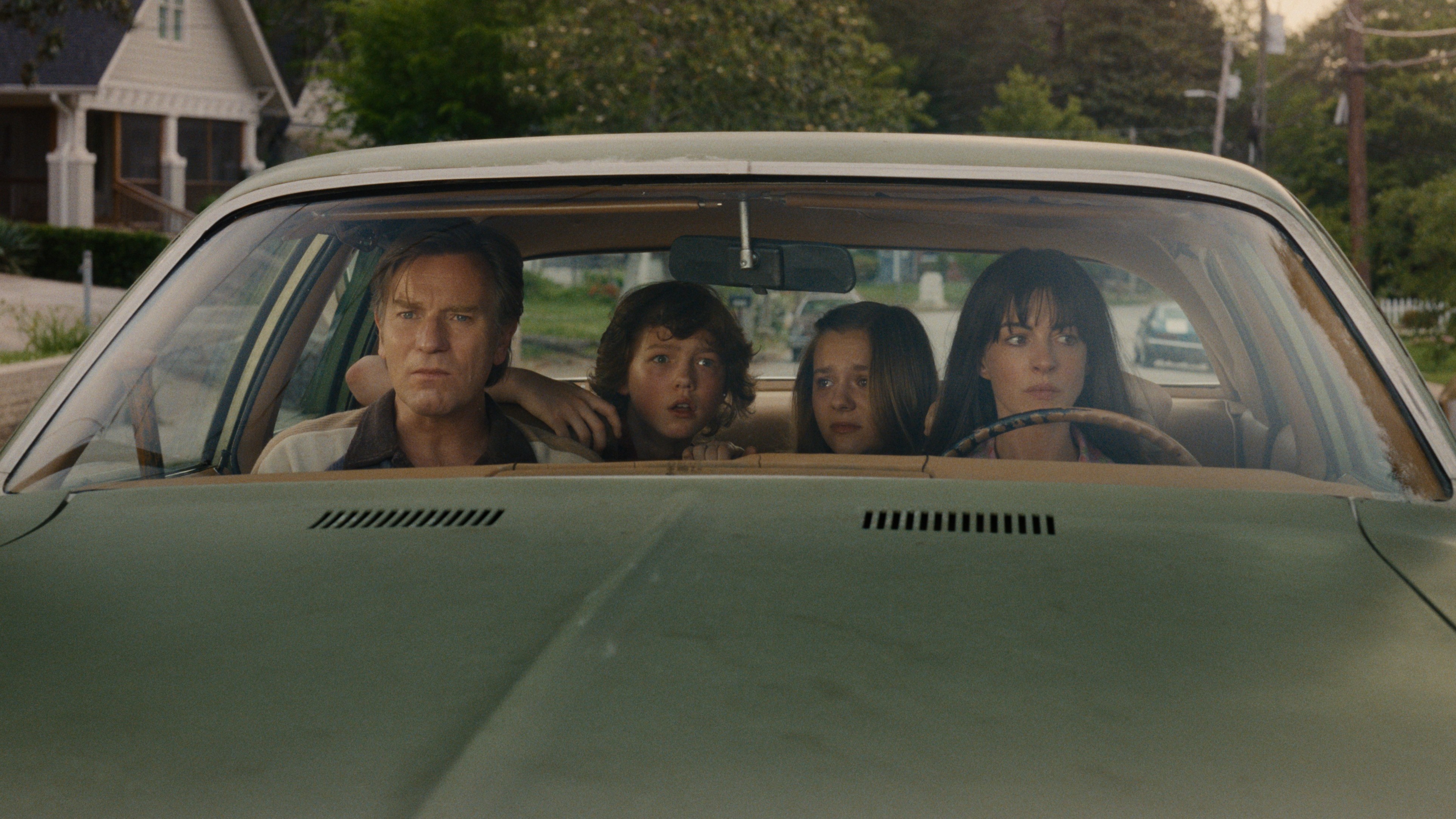 Anne Hathaway đối đầu khủng long trong bom tấn siêu nhiên đáng mong chờ nhất dịp hè năm nay