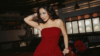 Nhan sắc 'không tuổi' thần thái cuốn hút đẩy quyến rũ của Ốc Thanh Vân trong dự án mới 'Heo năm móng'