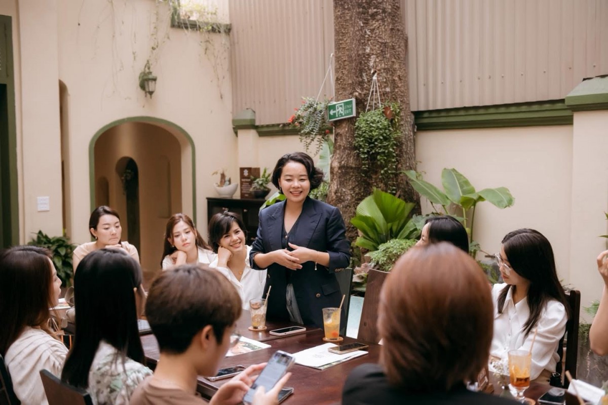 Từ 'mù sương' đến dẫn lối: Vì sao Phạm Hoàng Yến muốn viết lại 'luật chơi' của nghề Art Director?