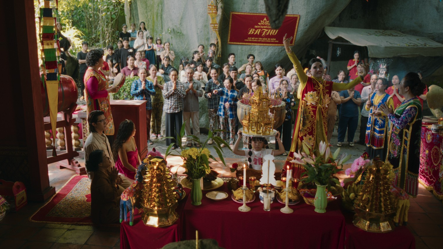 Nam thần Trần Ngọc Vàng gây sốc trong 'Heo năm móng'