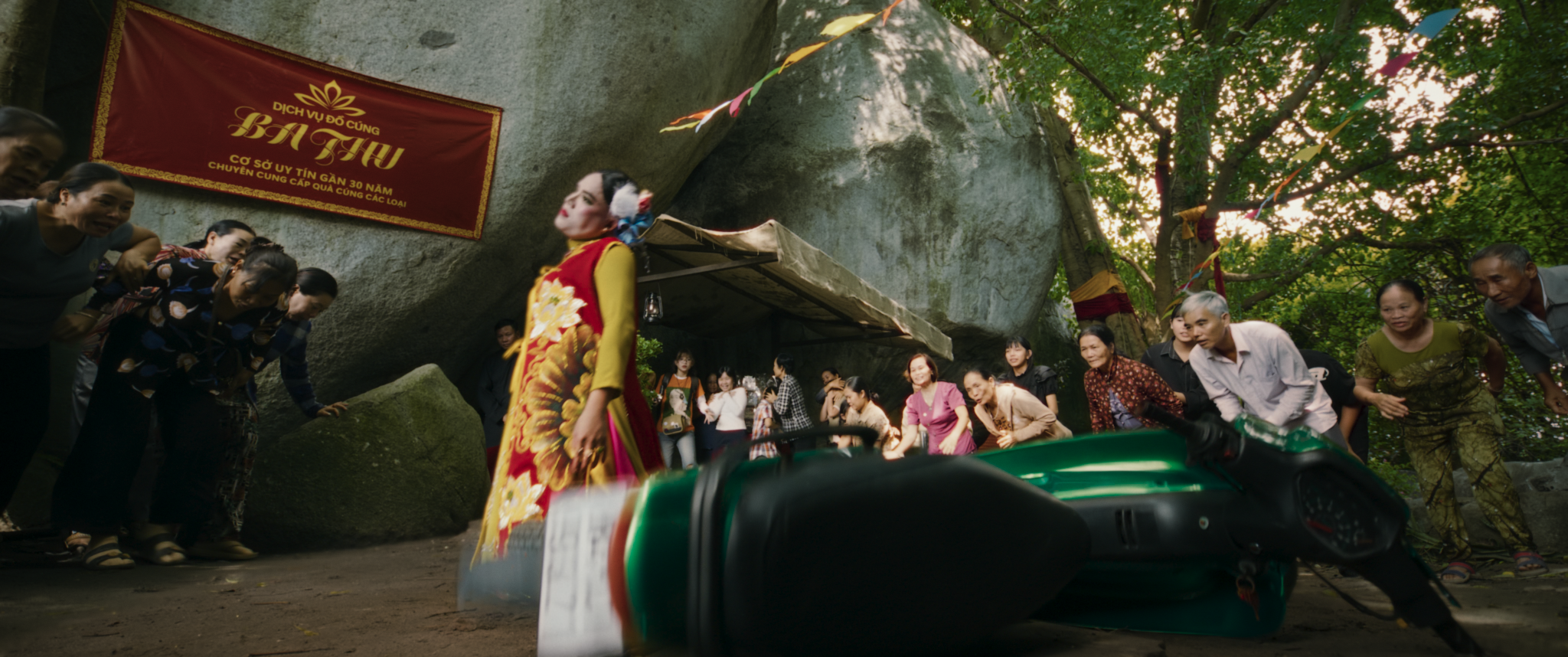 Nam thần Trần Ngọc Vàng gây sốc trong 'Heo năm móng'