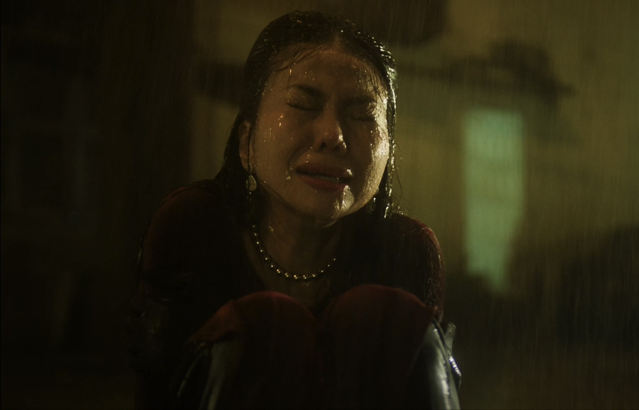 'Madames Thanh Sắc': Ám ảnh cảnh Thanh Hằng bị dìm đầu vào bể cá