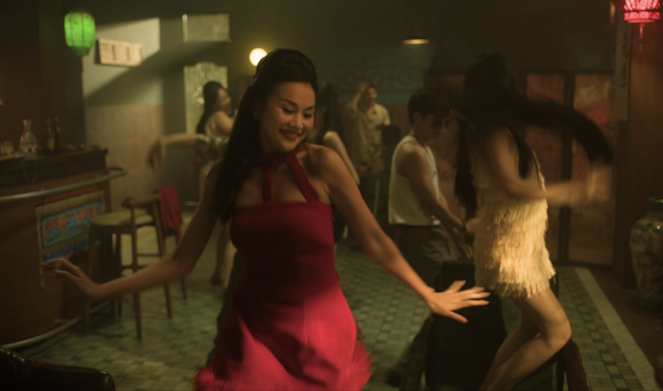 'Madames Thanh Sắc': Ám ảnh cảnh Thanh Hằng bị dìm đầu vào bể cá