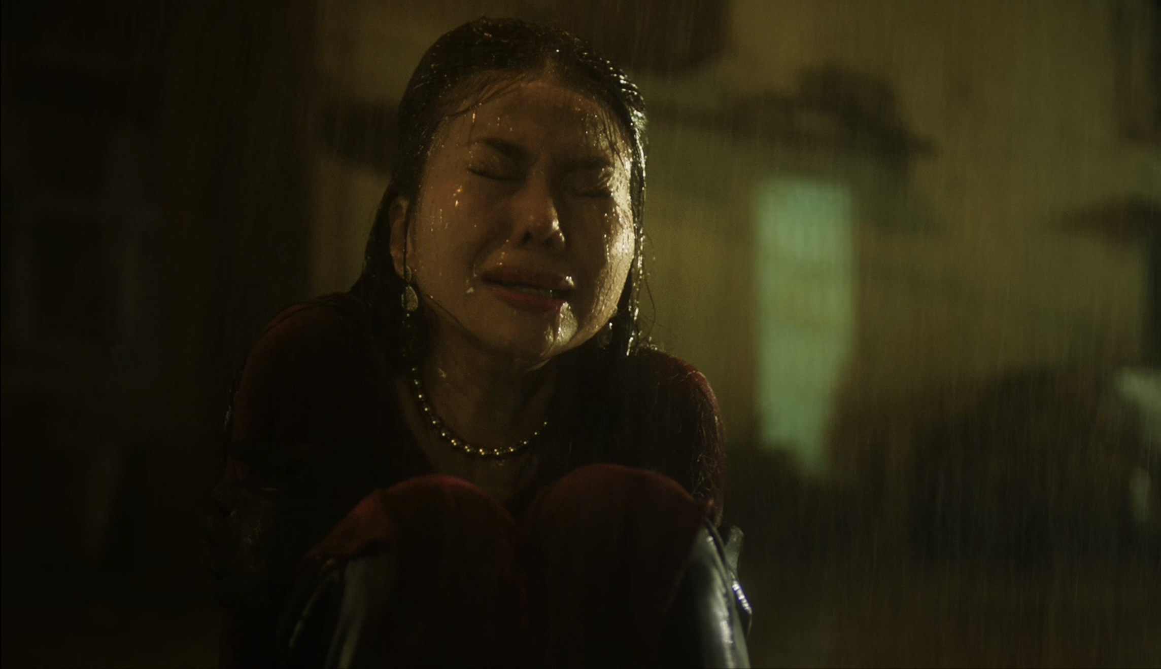 'Madames Thanh Sắc': Ám ảnh cảnh Thanh Hằng bị dìm đầu vào bể cá