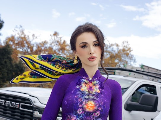 Cuộc chơi sắc độ ‘trang sức mềm’ từ khăn lụa của NTK Đỗ Trịnh Hoài Nam