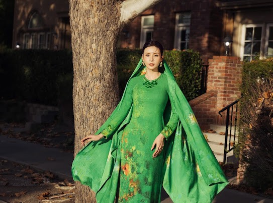 Cuộc chơi sắc độ ‘trang sức mềm’ từ khăn lụa của NTK Đỗ Trịnh Hoài Nam