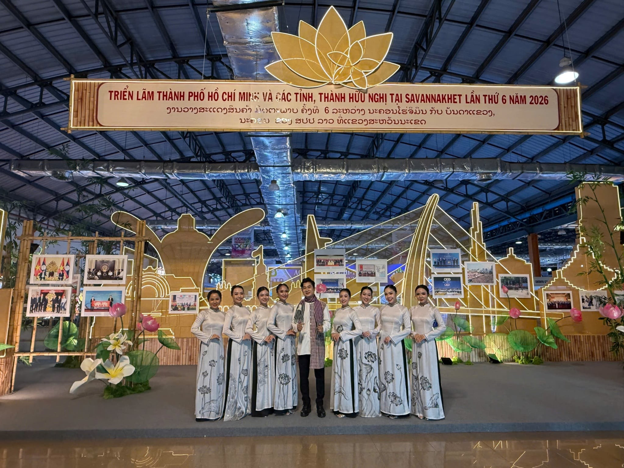 Kỷ lục gia Việt Nam Lê Anh Tuấn hạnh phúc khi biểu diễn ca khúc 'Vầng sáng Hồ Chí Minh' ở nước bạn Lào