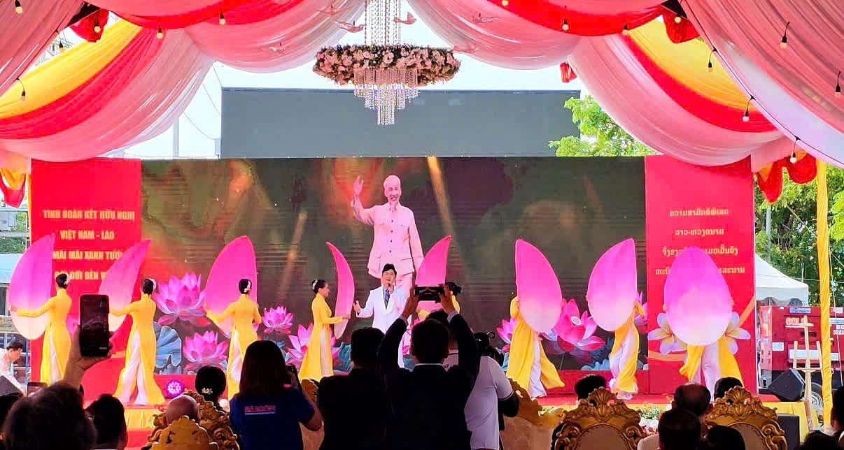 Kỷ lục gia Việt Nam Lê Anh Tuấn hạnh phúc khi biểu diễn ca khúc 'Vầng sáng Hồ Chí Minh' ở nước bạn Lào