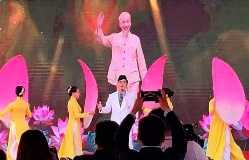 Kỷ lục gia Việt Nam Lê Anh Tuấn hạnh phúc khi biểu diễn ca khúc 'Vầng sáng Hồ Chí Minh' ở nước bạn Lào