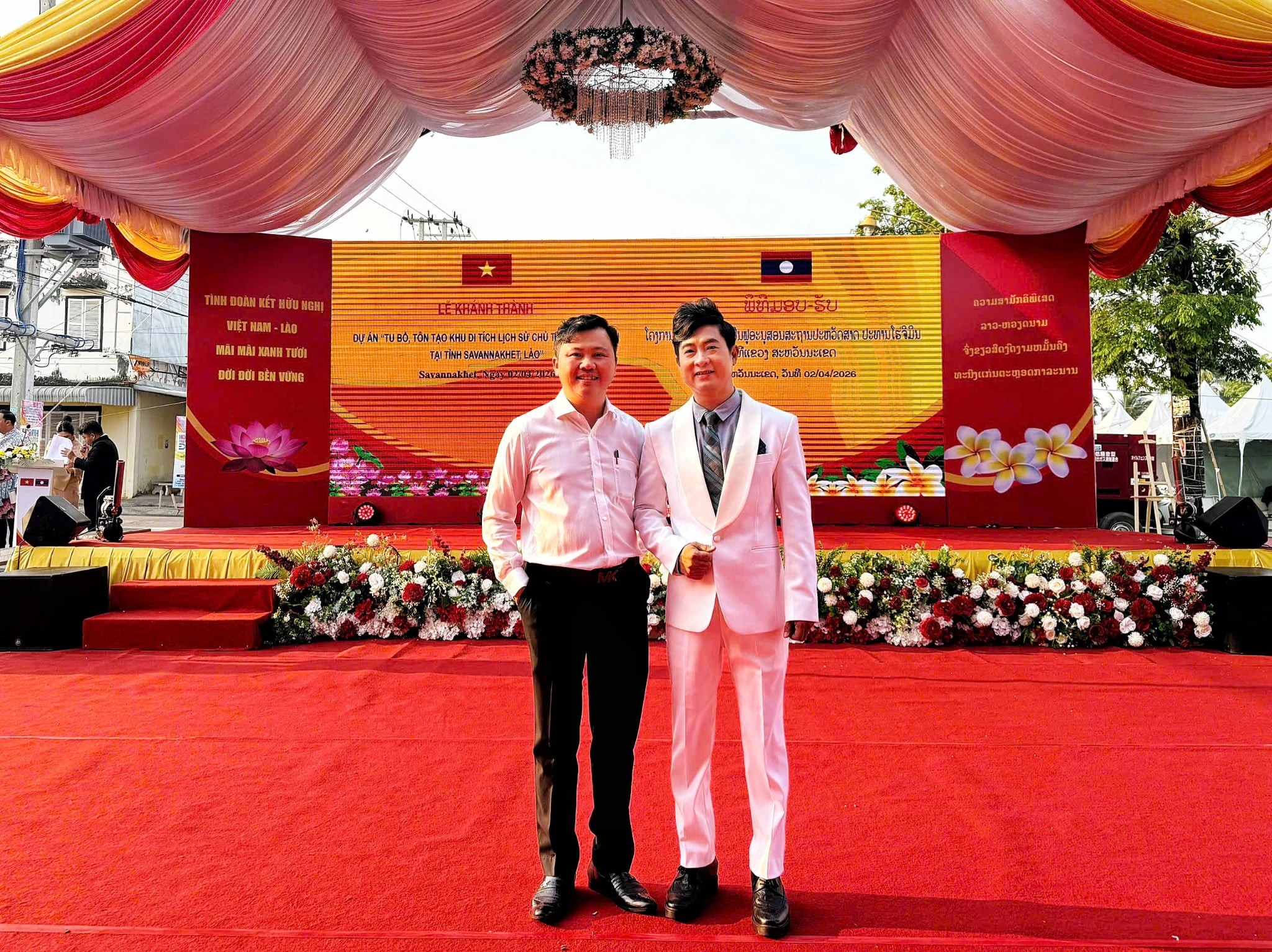 Kỷ lục gia Việt Nam Lê Anh Tuấn hạnh phúc khi biểu diễn ca khúc 'Vầng sáng Hồ Chí Minh' ở nước bạn Lào