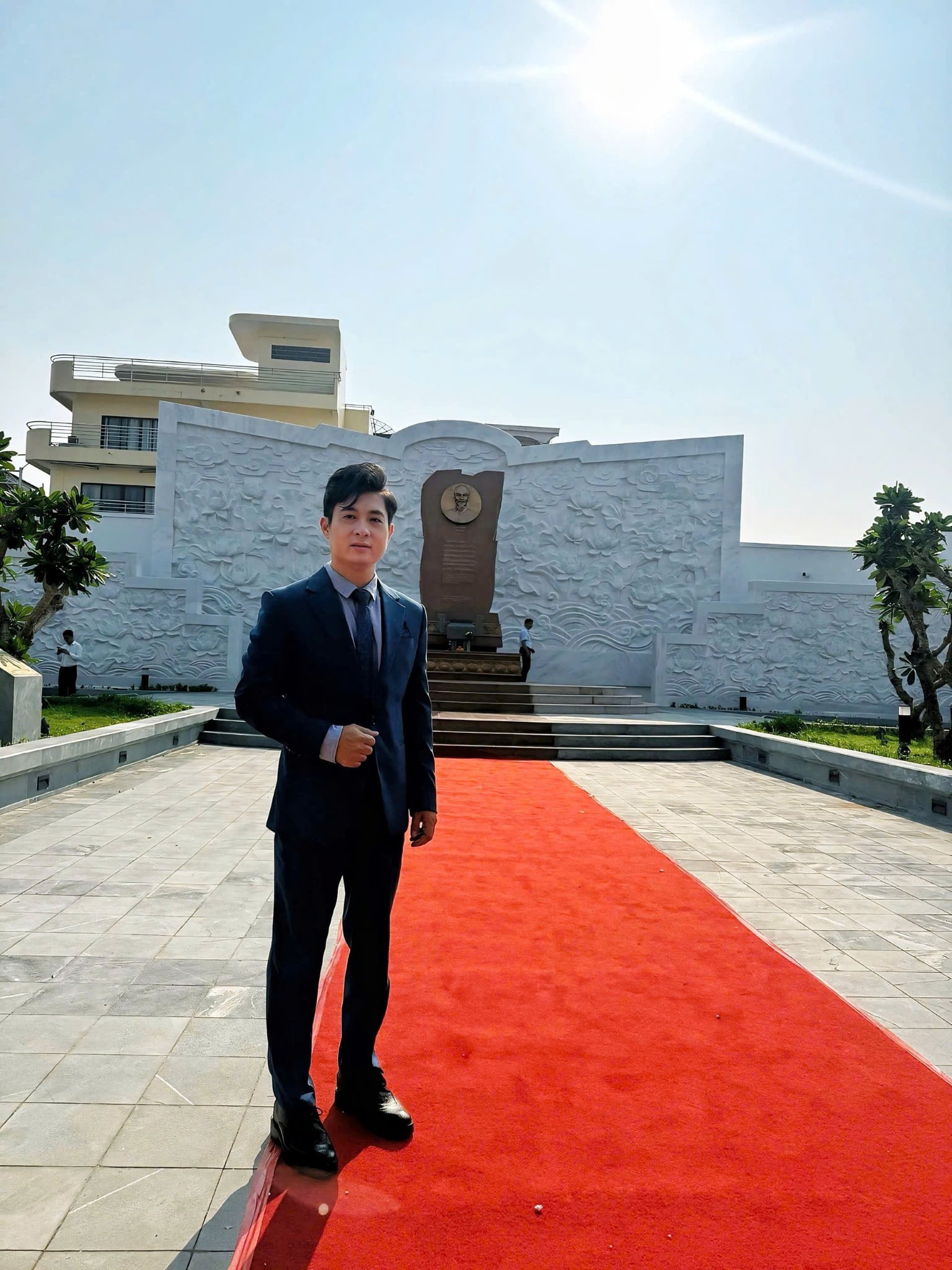 Kỷ lục gia Việt Nam Lê Anh Tuấn hạnh phúc khi biểu diễn ca khúc 'Vầng sáng Hồ Chí Minh' ở nước bạn Lào