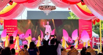 Kỷ lục gia Việt Nam Lê Anh Tuấn hạnh phúc khi biểu diễn ca khúc 'Vầng sáng Hồ Chí Minh' ở nước bạn Lào